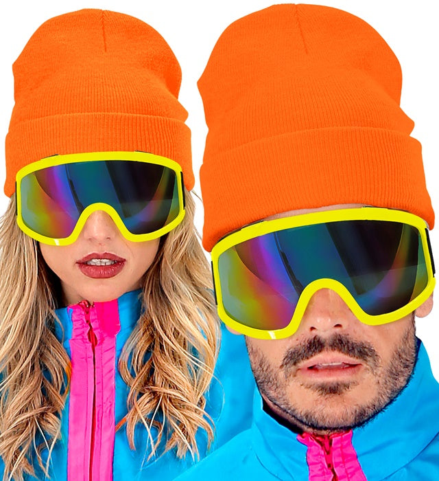 Neon orange Beanie Mütze in Wolloptik auf neutralem Hintergrund