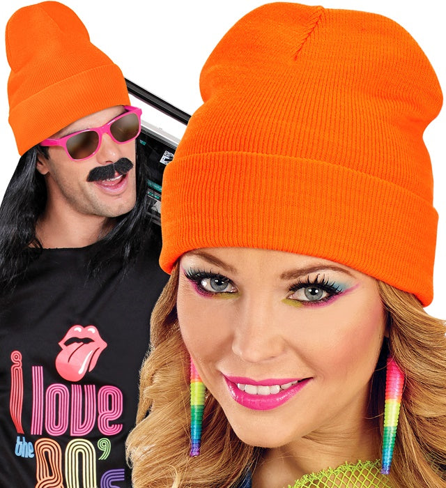 Neon orange Beanie Mütze in Wolloptik auf neutralem Hintergrund