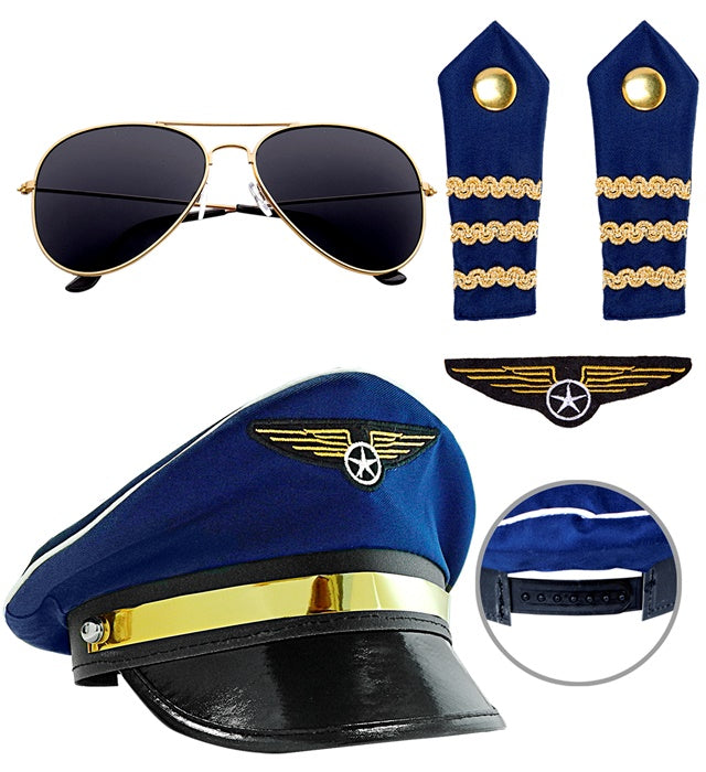 Pilot Set mit Mütze, Pilotenbrille, Epauletten und Abzeichen auf weißem Hintergrund