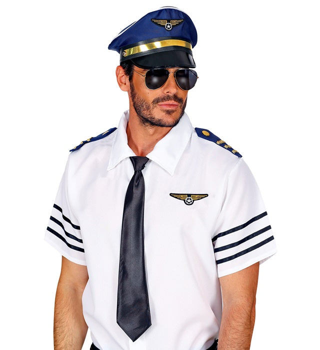 Pilot Set mit Mütze, Pilotenbrille, Epauletten und Abzeichen auf weißem Hintergrund