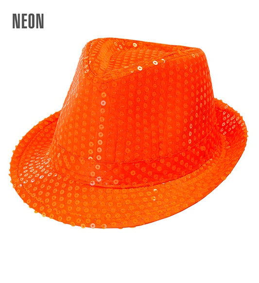 Neon orangener Fedora-Hut mit funkelnden Pailletten auf schwarzem Hintergrund
