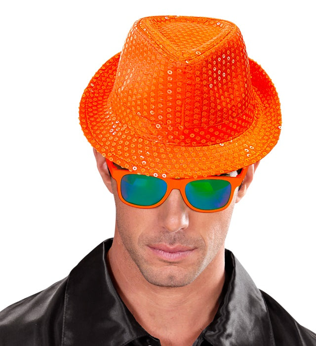 Neon orangener Fedora-Hut mit funkelnden Pailletten auf schwarzem Hintergrund