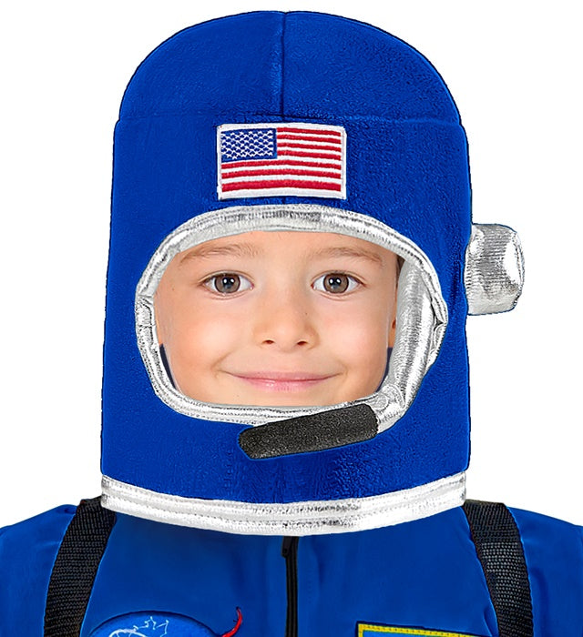 Kind trägt Astronautenhelm als Kostüm Zubehör für Fasnacht und Karneval