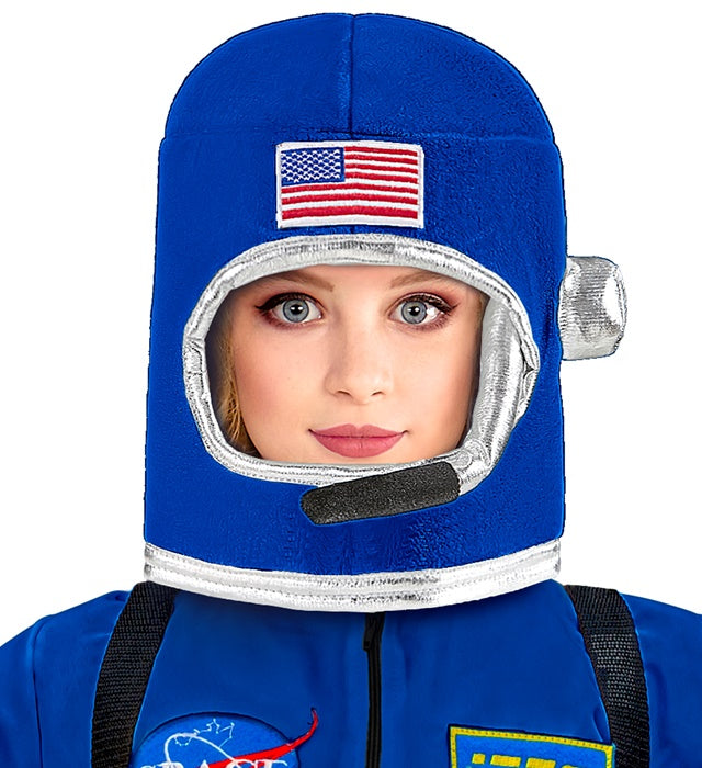 Kind trägt Astronautenhelm als Kostüm Zubehör für Fasnacht und Karneval
