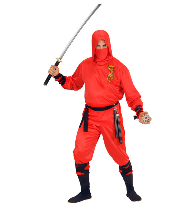 Rotes Ninja-Kostüm mit Kapuze, Hose, Gürtel und Gesichtsmaske auf weißem Hintergrund