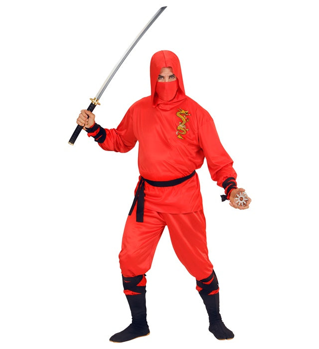 Rotes Ninja-Kostüm mit Kapuze, Hose, Gürtel und Gesichtsmaske auf weißem Hintergrund