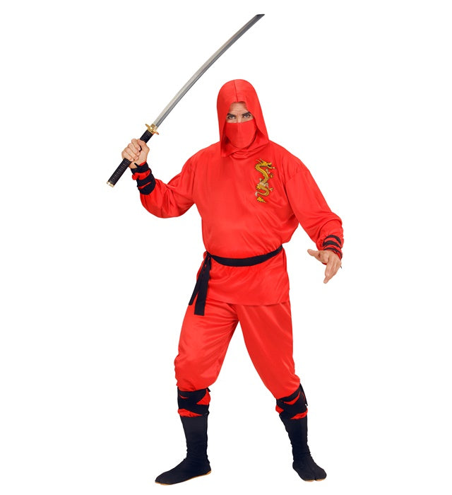 Rotes Ninja-Kostüm mit Kapuze, Hose, Gürtel und Gesichtsmaske auf weißem Hintergrund
