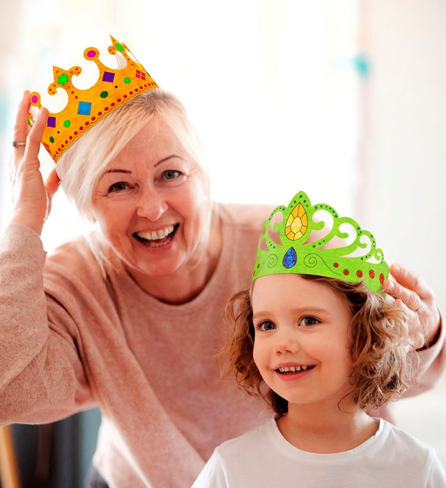 Set von sechs bemalbaren Papierkronen in verschiedenen Modellen für Kinder zum Basteln und Verkleiden