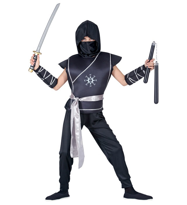 Ninja-Kostüm Set mit Weste, Hose, Gürtel, Armschonern und Maske auf weißem Hintergrund