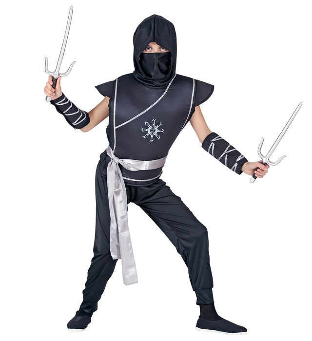 Ninja-Kostüm Set mit Weste, Hose, Gürtel, Armschonern und Maske auf weißem Hintergrund