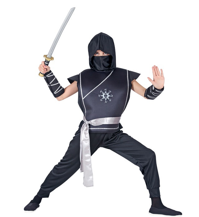 Ninja-Kostüm Set mit Weste, Hose, Gürtel, Armschonern und Maske auf weißem Hintergrund