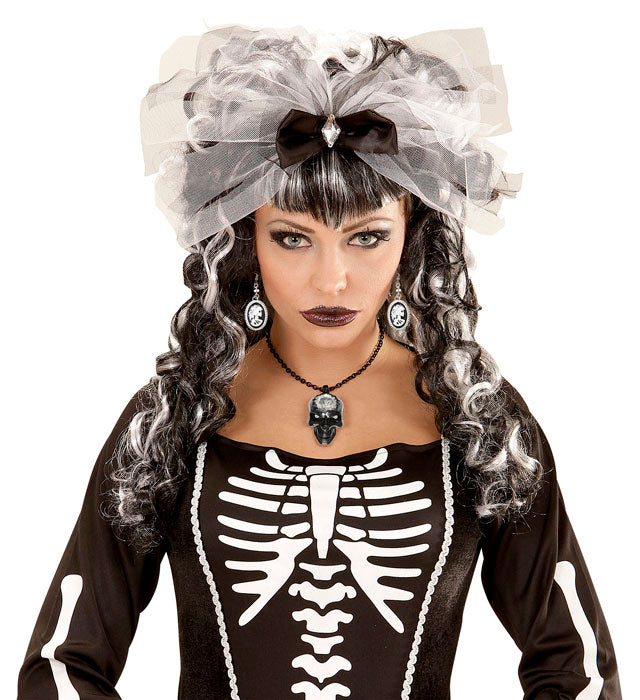 Kamee Totenkopf Ohrringe in schwarz-weißem Camee-Design