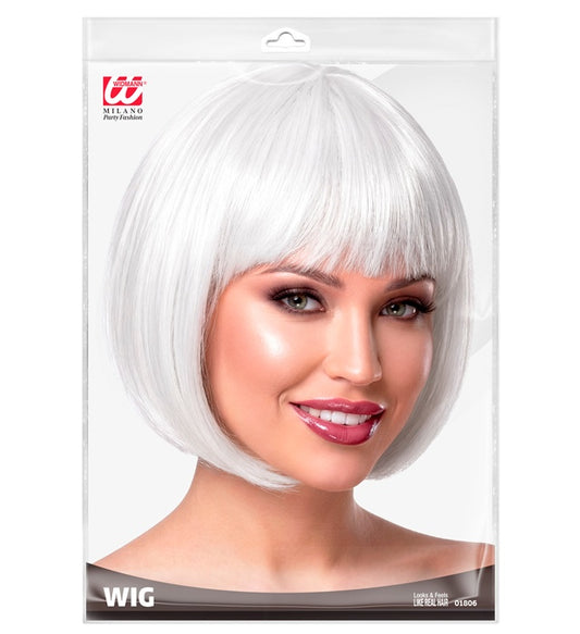 Weiße Chanel-Perücke im Bob-Stil auf weißem Hintergrund