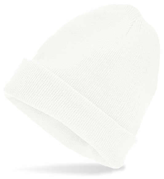 Weisse Beanie Mütze in Wolloptik auf neutralem Hintergrund
