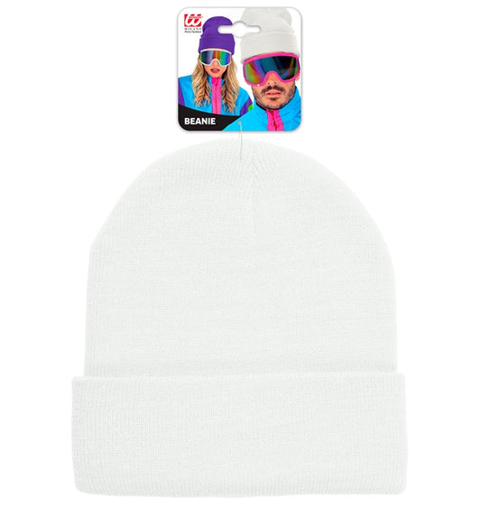 Weisse Beanie Mütze in Wolloptik auf neutralem Hintergrund