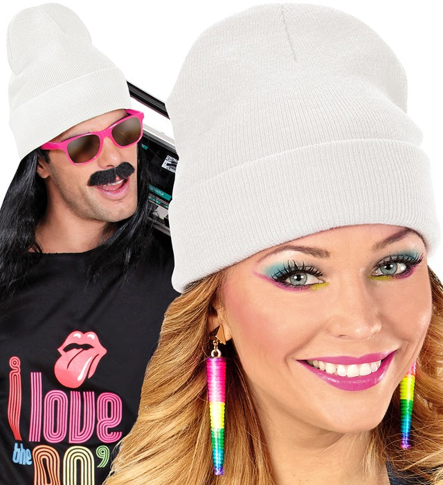 Weisse Beanie Mütze in Wolloptik auf neutralem Hintergrund