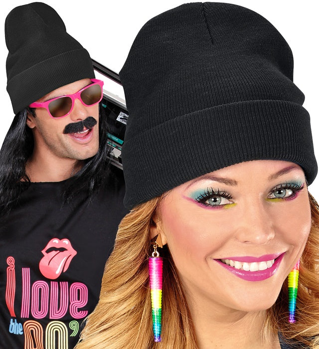 Schwarze Beanie Mütze in Wolloptik auf neutralem Hintergrund