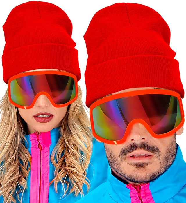 Rote Beanie Mütze aus Wolloptik auf weißem Hintergrund