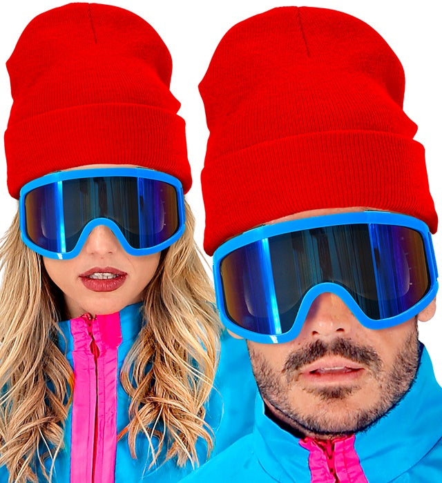 Rote Beanie Mütze aus Wolloptik auf weißem Hintergrund