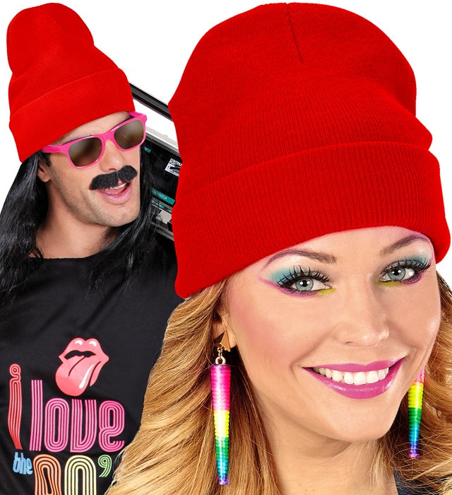 Rote Beanie Mütze aus Wolloptik auf weißem Hintergrund
