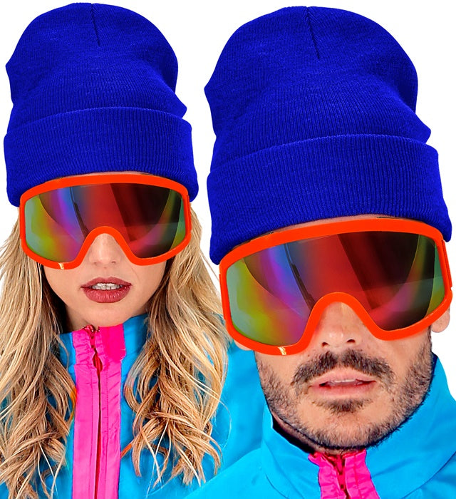 Blaue Beanie-Mütze aus Wolloptik auf weißem Hintergrund