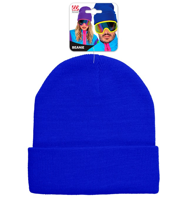 Blaue Beanie-Mütze in Wolloptik auf weißem Hintergrund