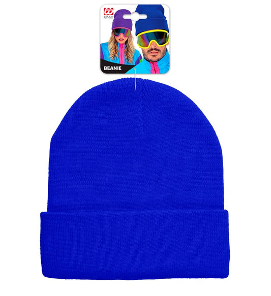 Blaue Beanie-Mütze in Wolloptik auf weißem Hintergrund