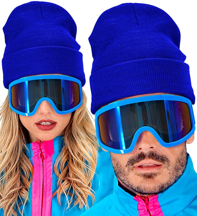 Blaue Beanie-Mütze in Wolloptik auf weißem Hintergrund