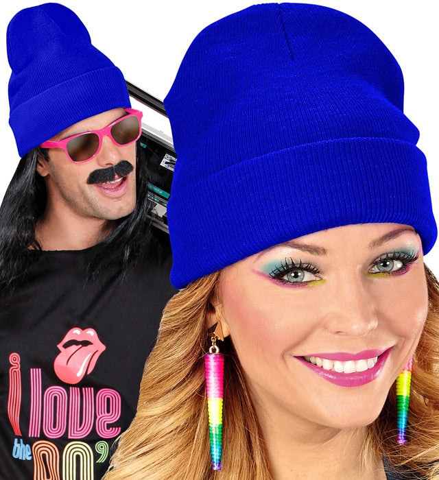 Blaue Beanie-Mütze in Wolloptik auf weißem Hintergrund