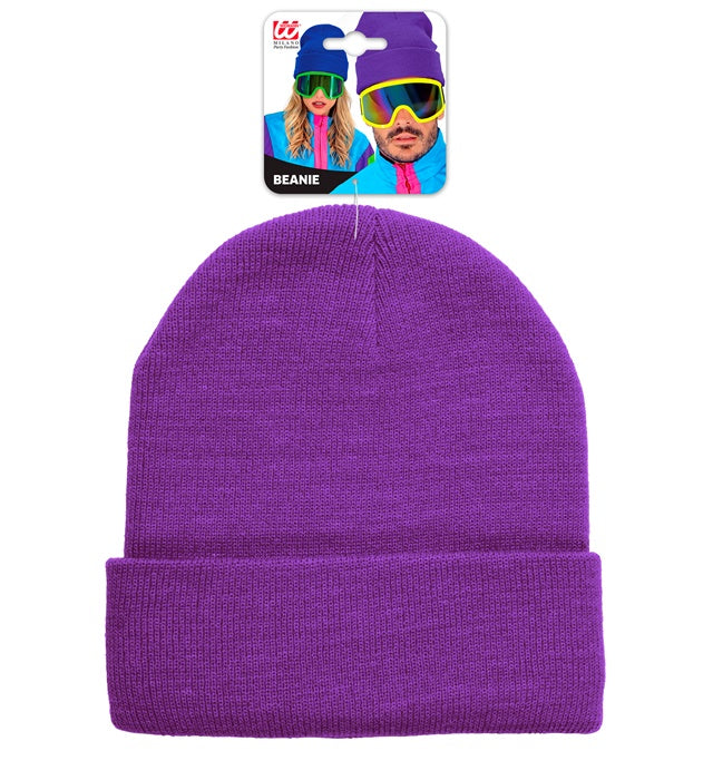 Violette Beanie Mütze aus Wolloptik auf weißem Hintergrund