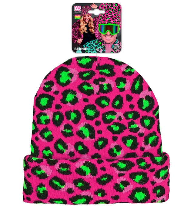 Neon pinke Beanie mit Leopardenmuster aus Wolloptik auf weißem Hintergrund