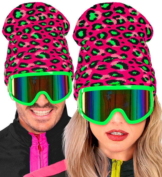 Neon pinke Beanie mit Leopardenmuster aus Wolloptik auf weißem Hintergrund