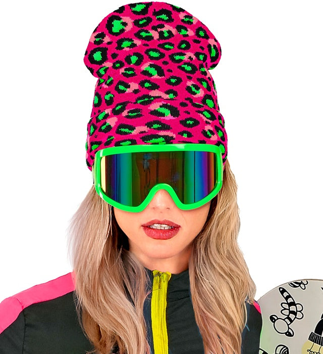 Neon pinke Beanie mit Leopardenmuster aus Wolloptik auf weißem Hintergrund