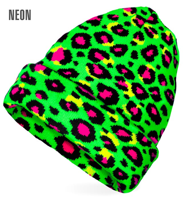 Neon grüne Beanie mit Leopardenmuster in Wolloptik auf neutralem Hintergrund