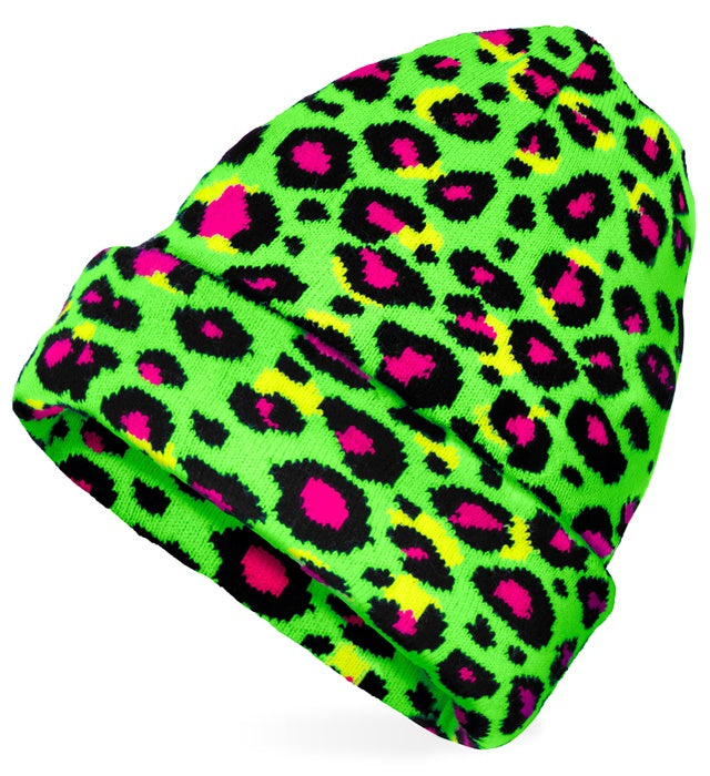 Neon grüne Beanie mit Leopardenmuster in Wolloptik auf weißem Hintergrund