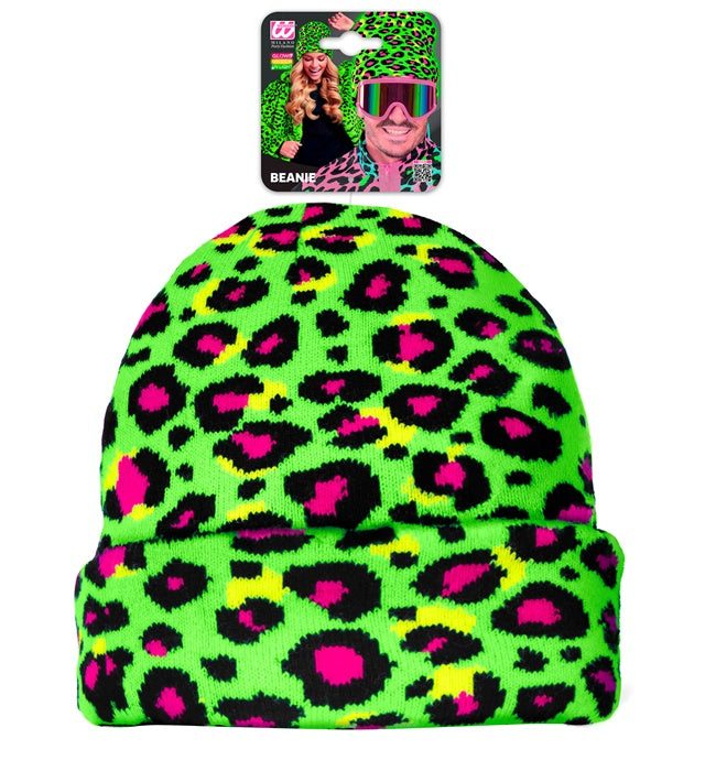 Neon grüne Beanie mit Leopardenmuster in Wolloptik auf weißem Hintergrund