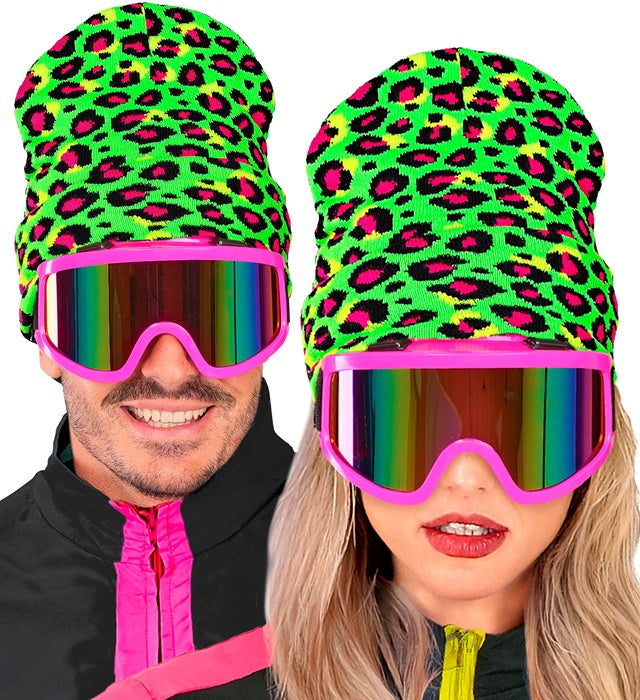 Neon grüne Beanie mit Leopardenmuster in Wolloptik auf weißem Hintergrund