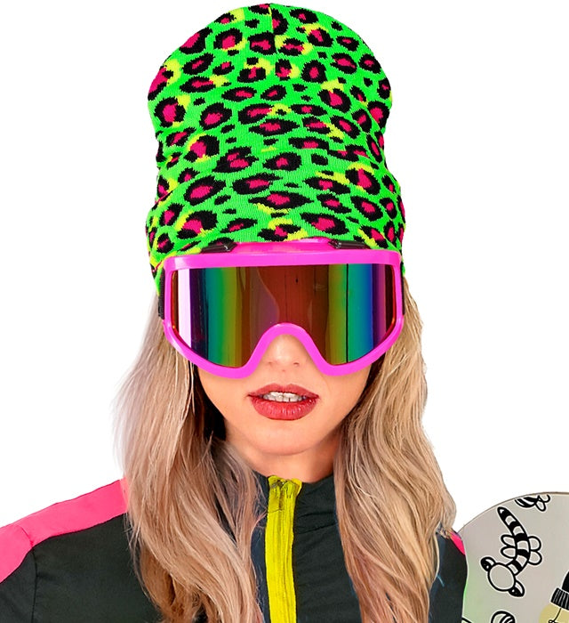 Neon grüne Beanie mit Leopardenmuster in Wolloptik auf weißem Hintergrund