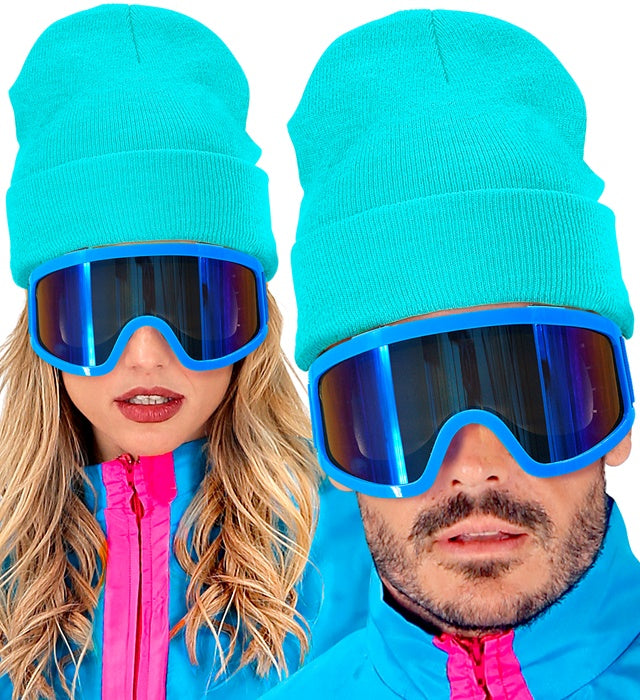 Hellblaue Beanie Mütze in Wolloptik auf neutralem Hintergrund