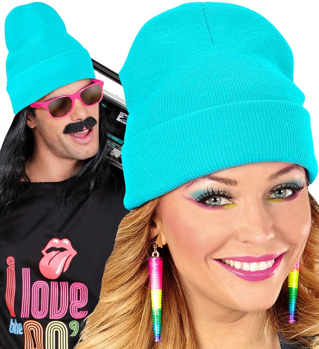 Hellblaue Beanie Mütze in Wolloptik auf neutralem Hintergrund