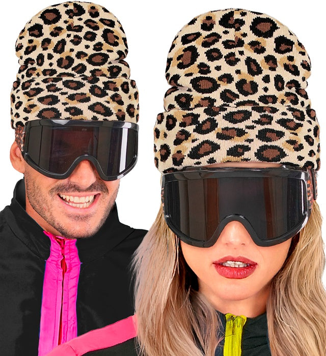 Beanie Mütze mit Leopardenmuster in weicher Wolloptik auf neutralem Hintergrund