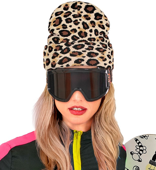Beanie Mütze mit Leopardenmuster in weicher Wolloptik auf neutralem Hintergrund