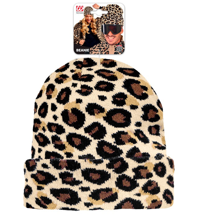 Beanie Mütze mit Leopardenmuster in Wolloptik auf weißem Hintergrund