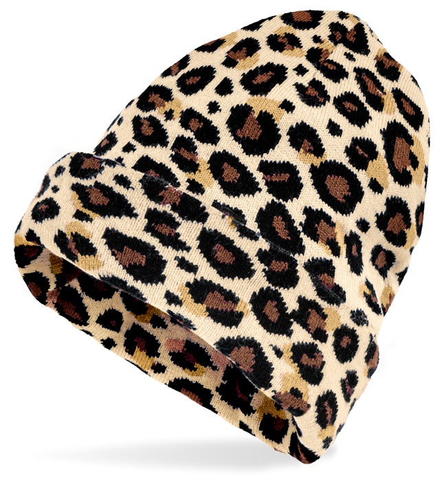 Beanie Mütze mit Leopardenmuster in weicher Wolloptik auf neutralem Hintergrund