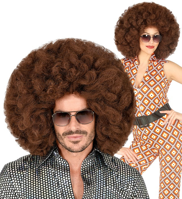 Übergrosse braune Afro-Perücke auf weissem Hintergrund