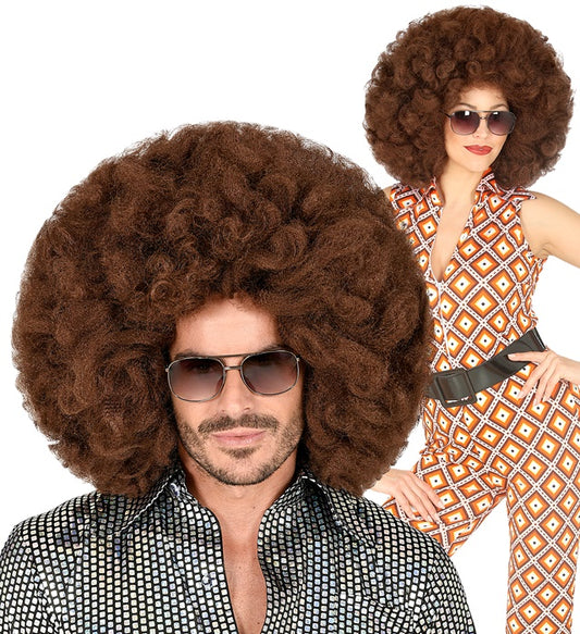 Übergrosse braune Afro-Perücke auf weissem Hintergrund