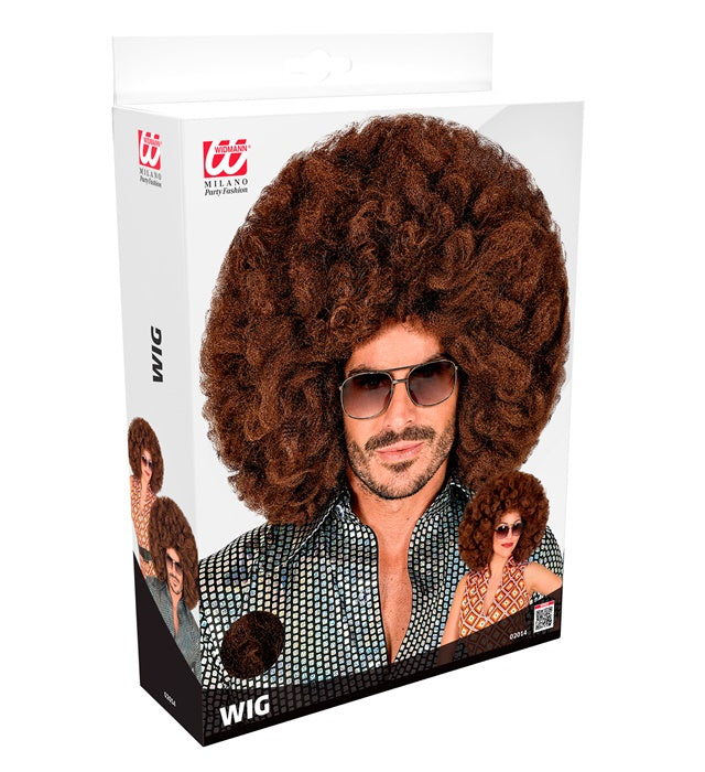 Übergrosse braune Afro-Perücke auf weissem Hintergrund