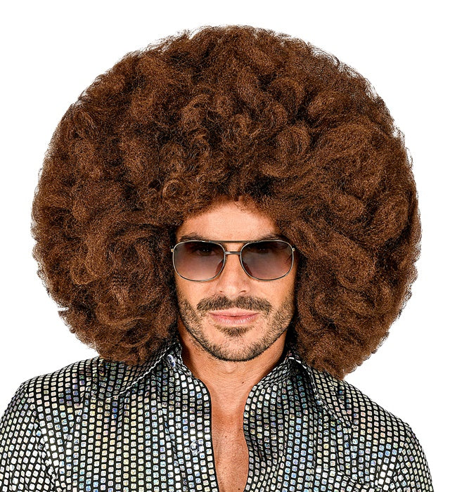 Übergrosse braune Afro-Perücke auf weissem Hintergrund