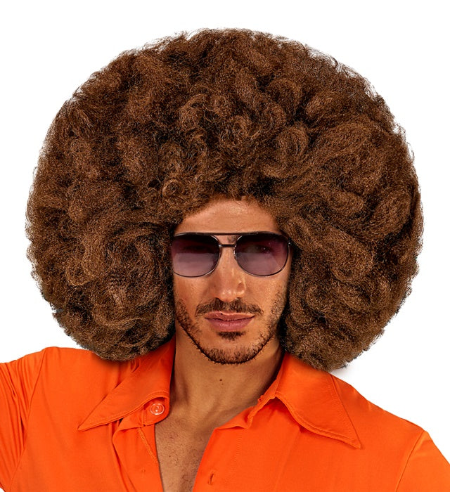 Übergrosse braune Afro-Perücke auf weissem Hintergrund
