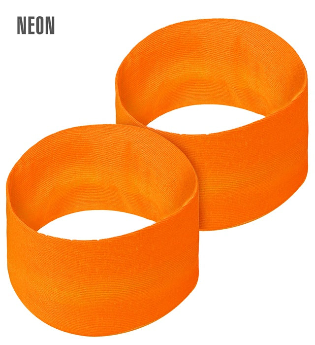 Neon orange Armbänder im 2er-Set auf weißem Hintergrund